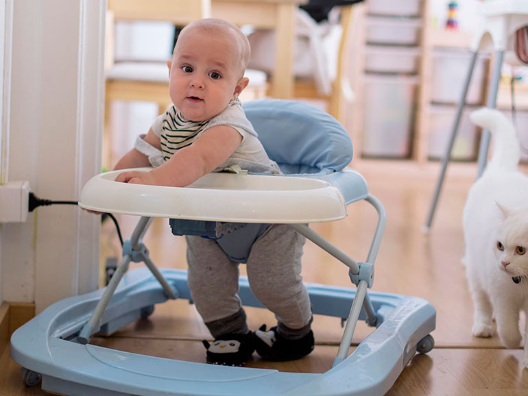 Por qué no debes usar andador de bebé