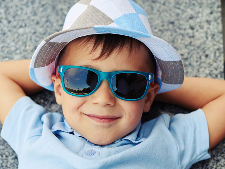 Los lentes de sol en niños son muy importantes