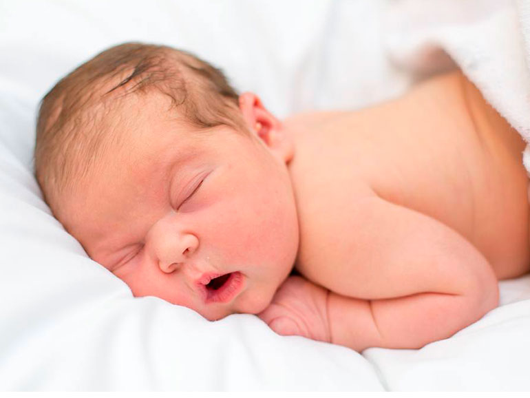 qué hacer si un recién nacido deja de respirar sonríe mamá