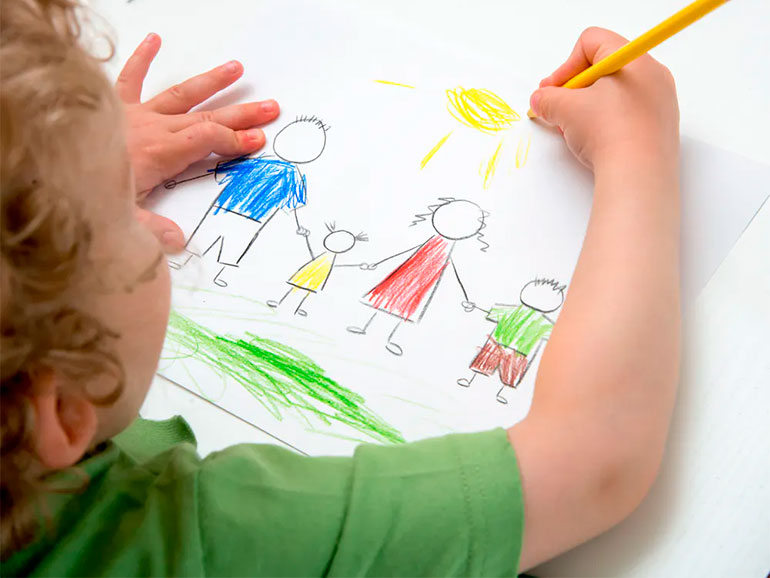 Niño haciendo un dibujo infantil de familia