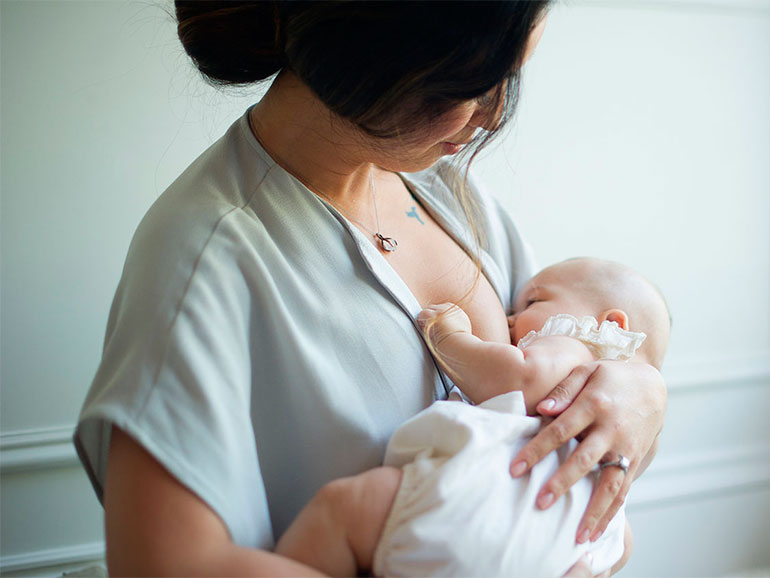 Mujer dando lactancia materna