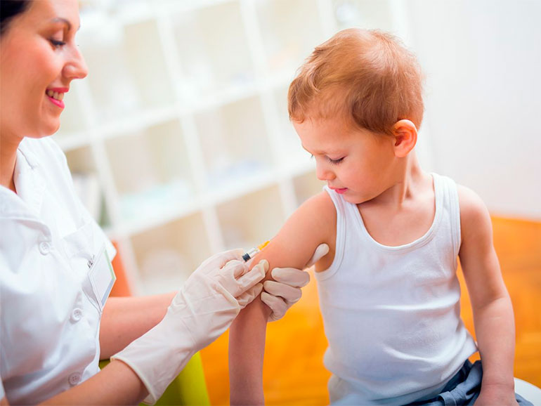 Niño vacunándose contra la influenza