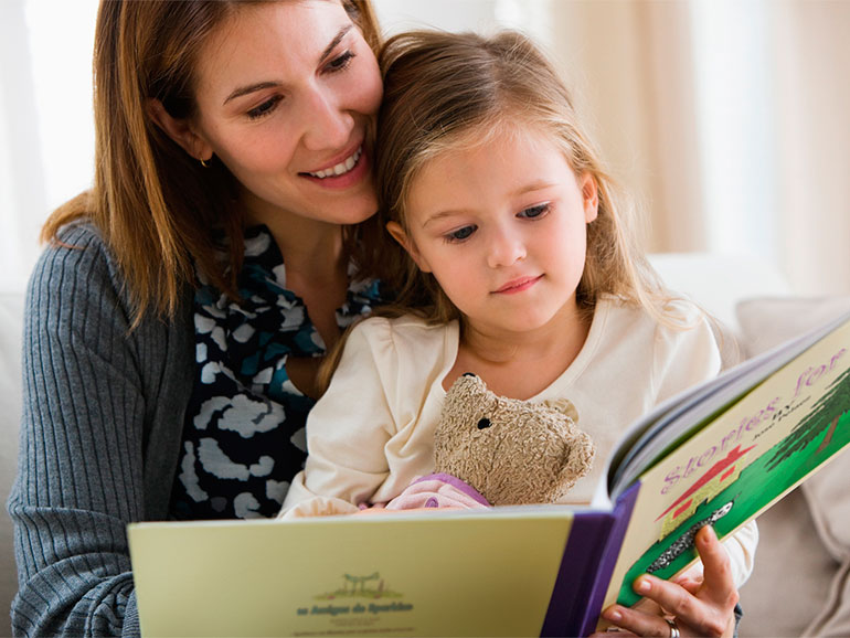 Leer cuentos a los hijos solo suma beneficios