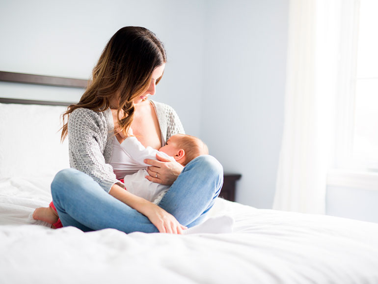 Cuando el bebé está inquieto al pecho puede existir más de un razón