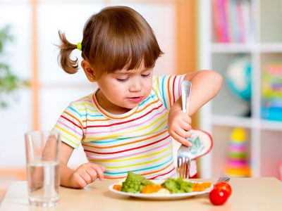 Los hábitos alimentarios de los niños deben observarse