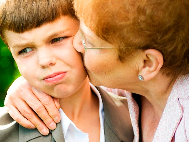 Es bueno obligar a los niños a saludar con besos? | Sonríe Mamá