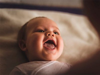 La primera sonrisa de los bebés es a los dos meses