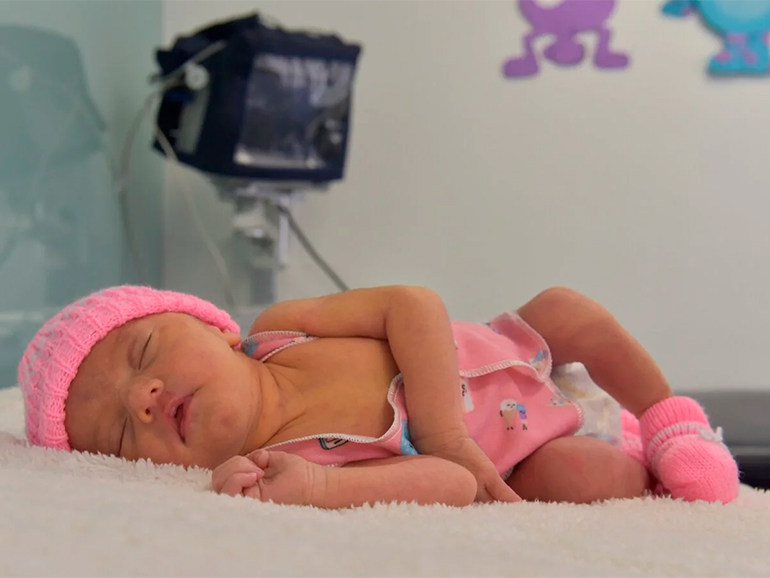 Un recién nacido prematuro necesita cuidados