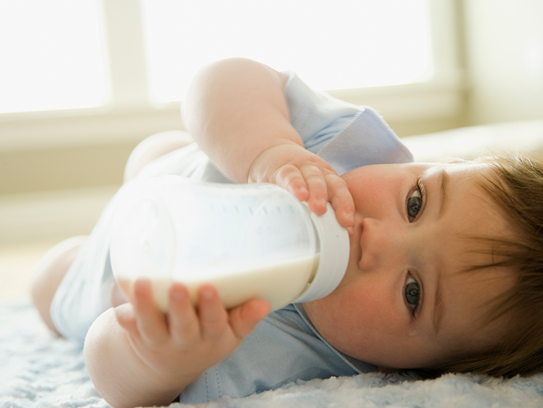 Un bebé puede atragantarse con leche