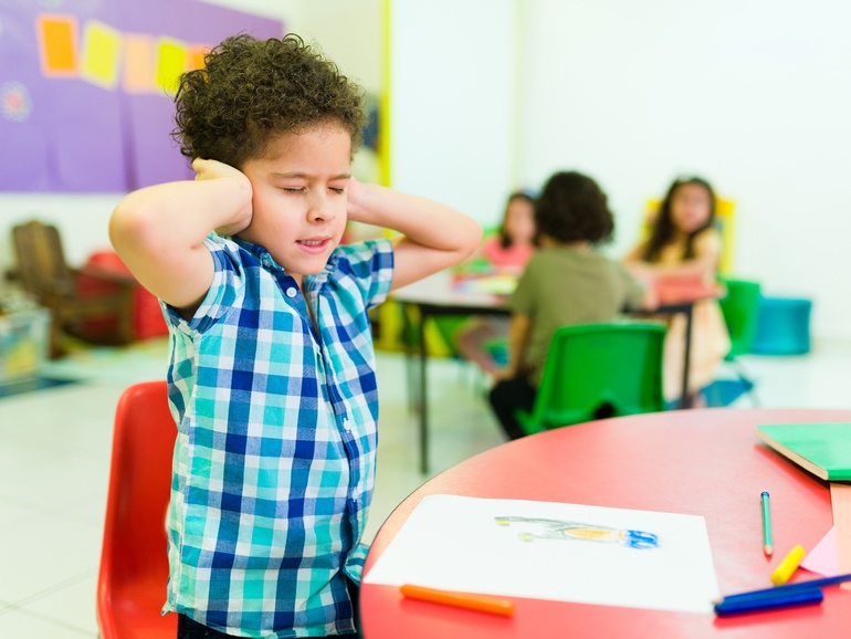 Los niños altamente sensibles no soportan los ruidos
