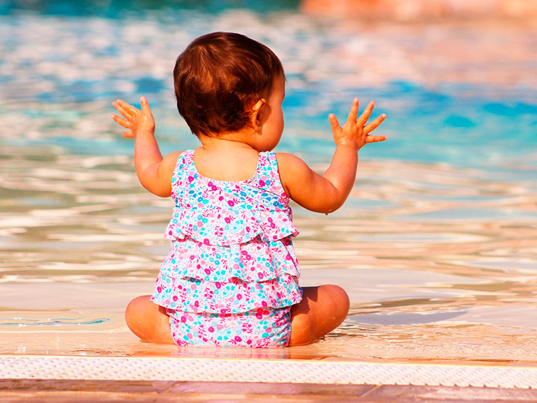 Debemos cuidar a los niños pequeños en piscinas